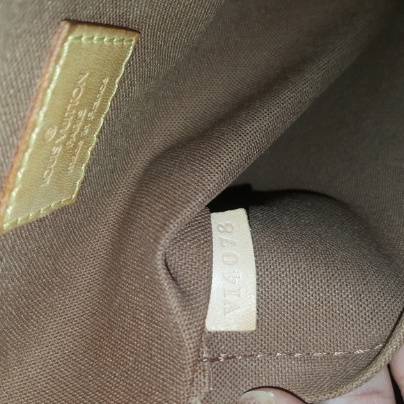 Authentic Louis Vuitton Batignolles Vertical PM - Picture 2 of 8